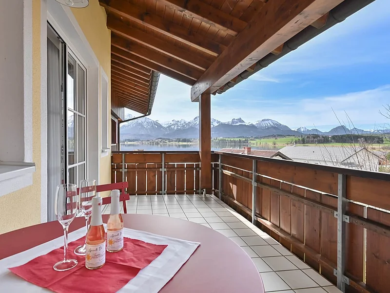 Blick vom Balkon der Residenz Sonnenhang über den Hopfensee in die Berge