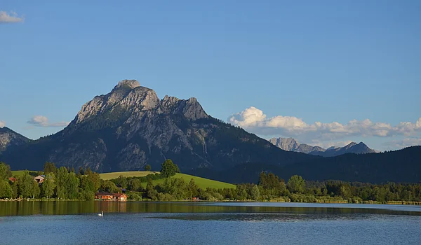 Blick über den Hopfensee zum Hausberg von Füssen - dem Säuling