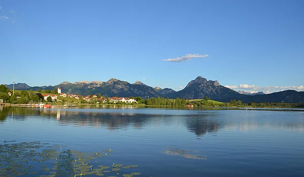 Ausblick über den Hopfensee mit Hopfen am See im Hintergrund